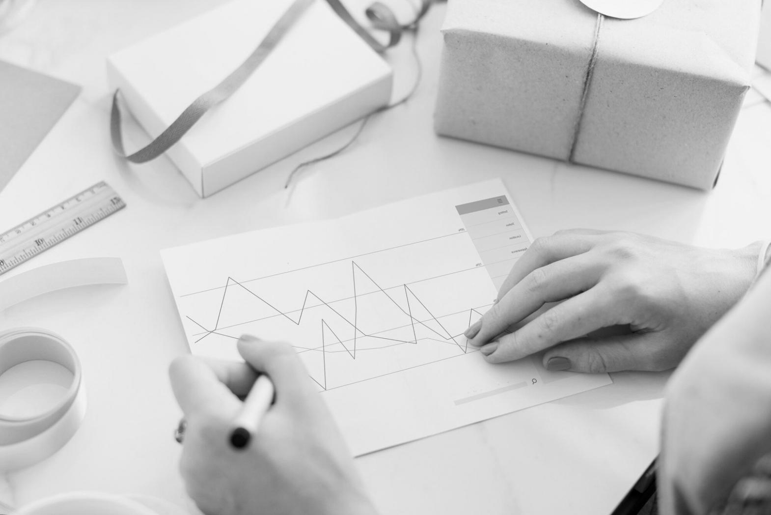 Estudiante revisando progreso de implementación SEO