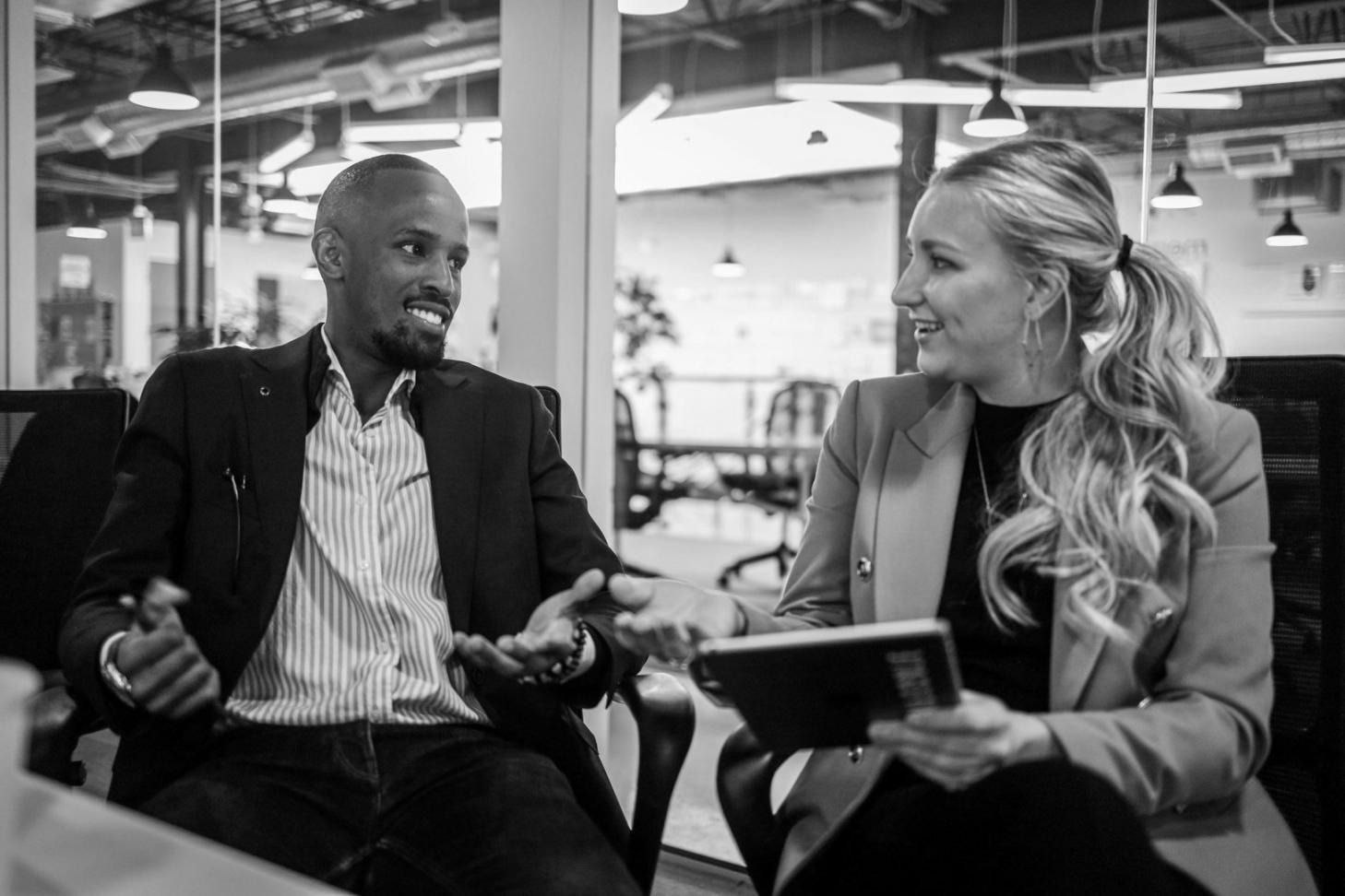 Equipo colaborando en análisis de datos SEO