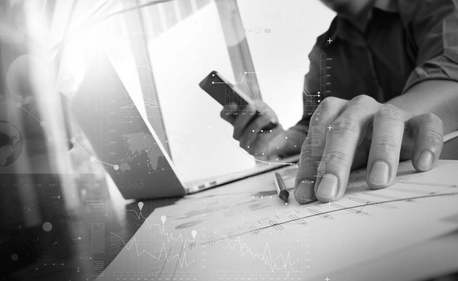 Equipo de expertos en SEO trabajando en estrategias de comercio electrónico